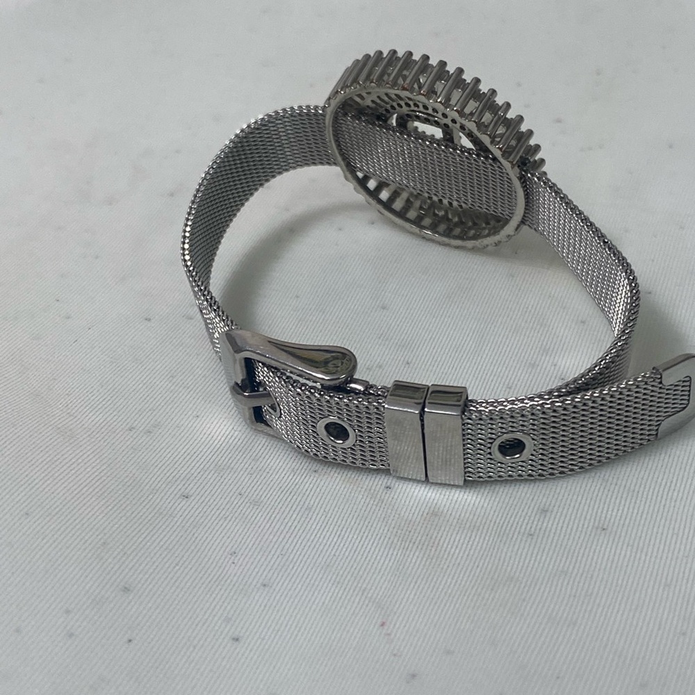 ๐ดโฌ๏ธ Silver Bracelet with Rhinestone Initial โRโ - Picture 4 of 5